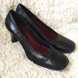 Etienne Aigner vintage black bloom leather heels size 8